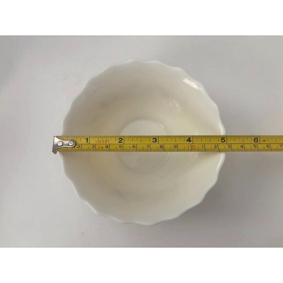 Set Of 4 Arcopal Scalloped Edge Swirl Milk Glass Soup/Salad/Dessert/Bowls 5” - Picture 5 of 6